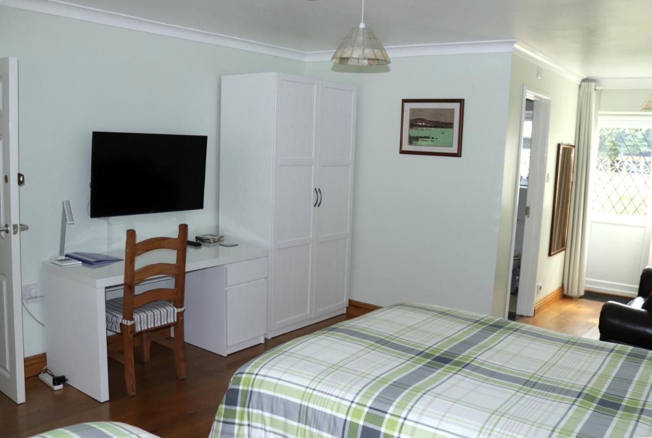 Highworth House Bed & Breakfast สวินดอน ภายนอก รูปภาพ