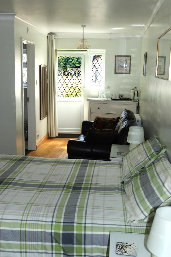 Highworth House Bed & Breakfast สวินดอน ภายนอก รูปภาพ