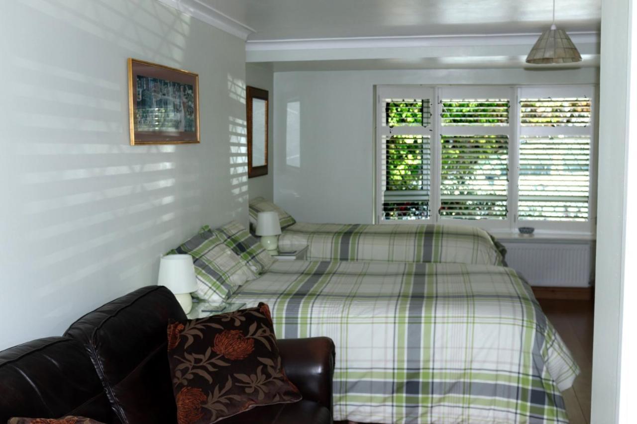Highworth House Bed & Breakfast สวินดอน ภายนอก รูปภาพ