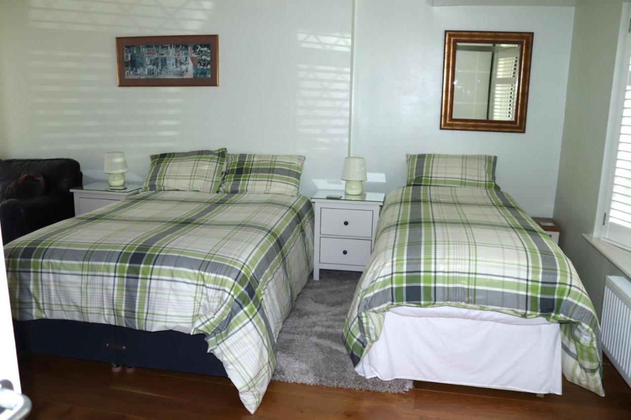 Highworth House Bed & Breakfast สวินดอน ภายนอก รูปภาพ